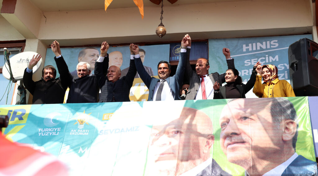 BAŞKAN SEKMEN HINIS’TA MİTİNG YAPTI