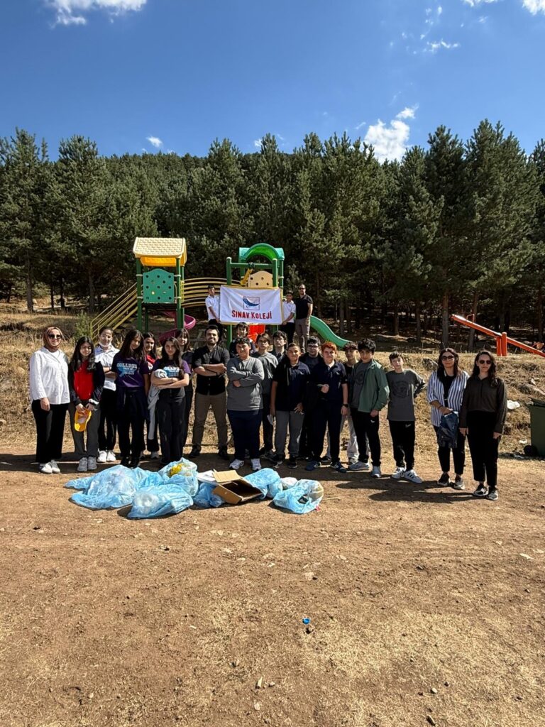 Erzurumlu öğrenciler temizlik için sahadaydı