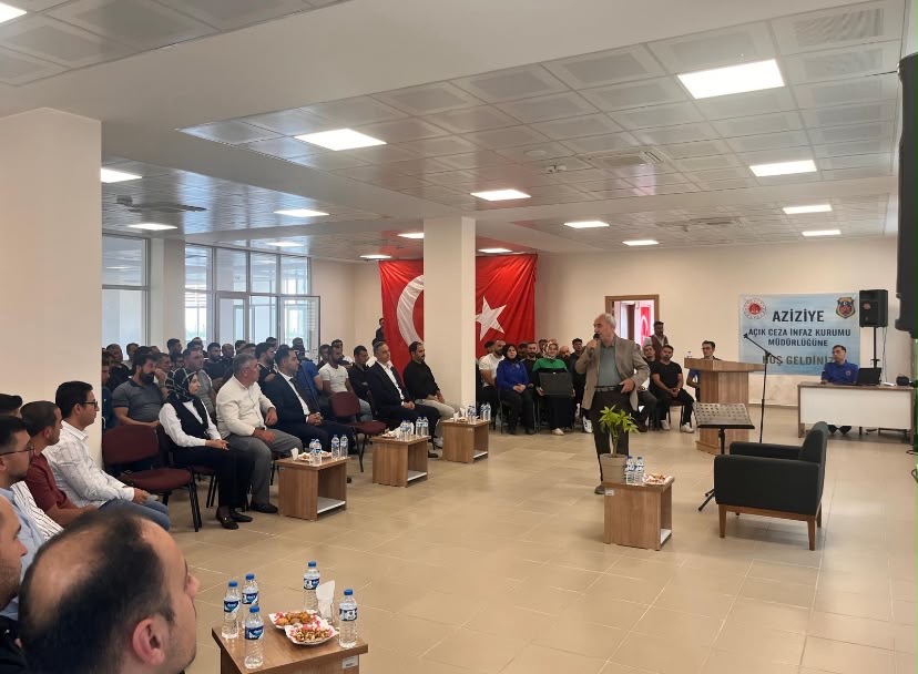 Şair-yazar Nurullah Genç, hükümlülerle ‘şiir ve edebiyat’ söyleşisinde buluştu